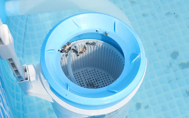 Swimming pool skimmer cleaner
